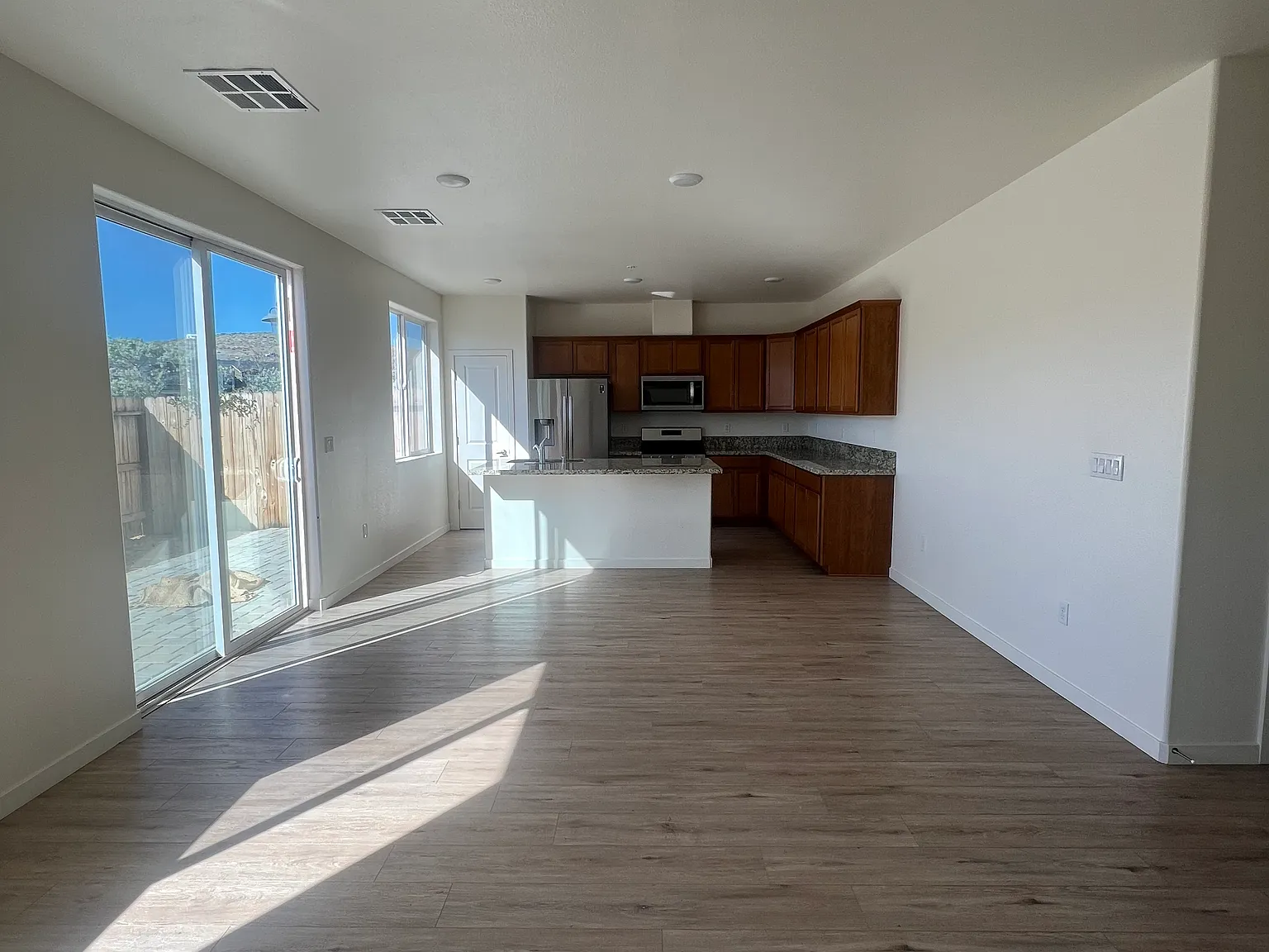 3 bed, 2.5 bath, 1774 sqft, $2,600 — Photo 2