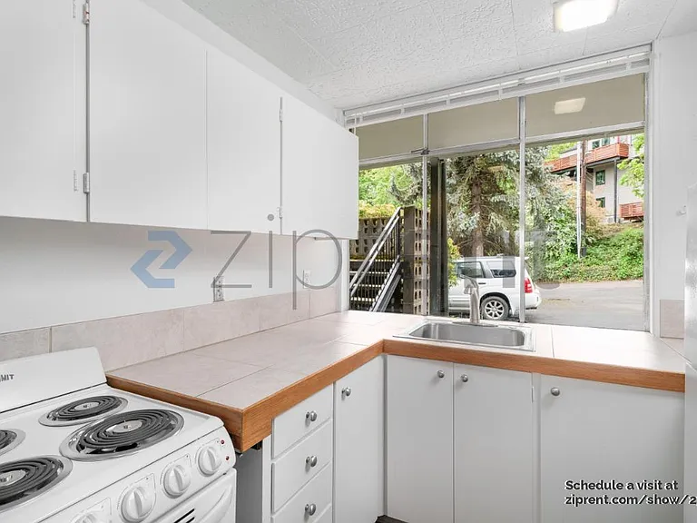 2745 NW Pettygrove St #1 — Photo 4