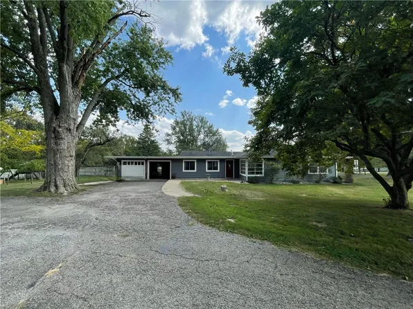 2019 Douglas St, Charleston, IL 61920