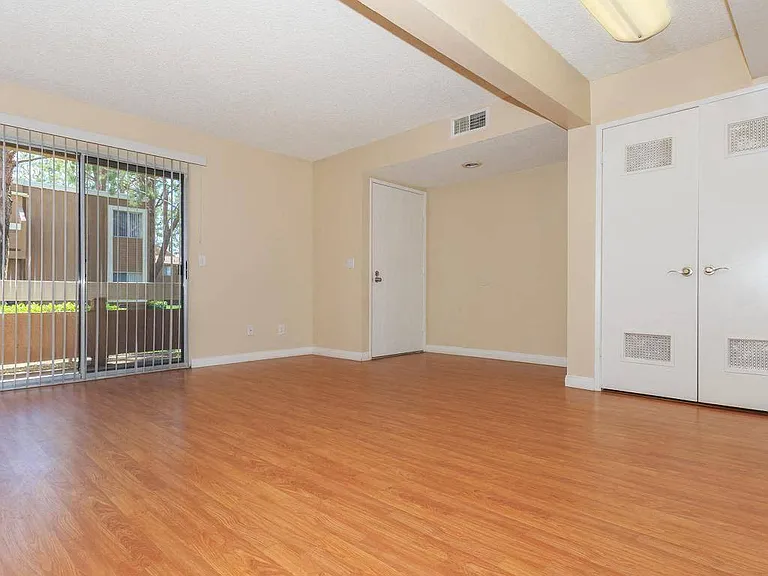 Barstonian Apartments — Photo 17