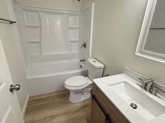 5th image of 405 E 5th Ave
