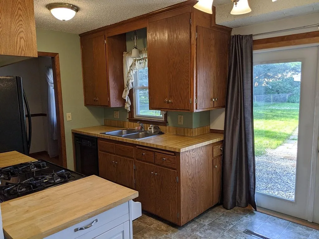 4 Bedroom Single Family Home — Photo 3