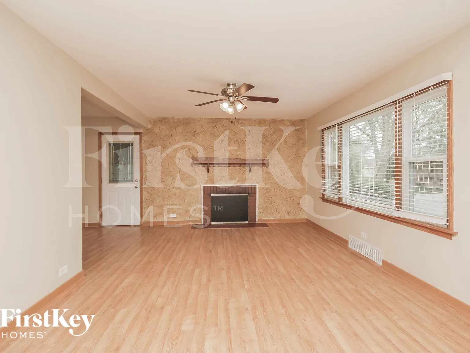 4 bed, 2.0 bath, 1716 sqft, $2,705 — Photo 3