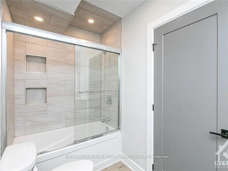 846 Rockson Cres #C — Photo 26