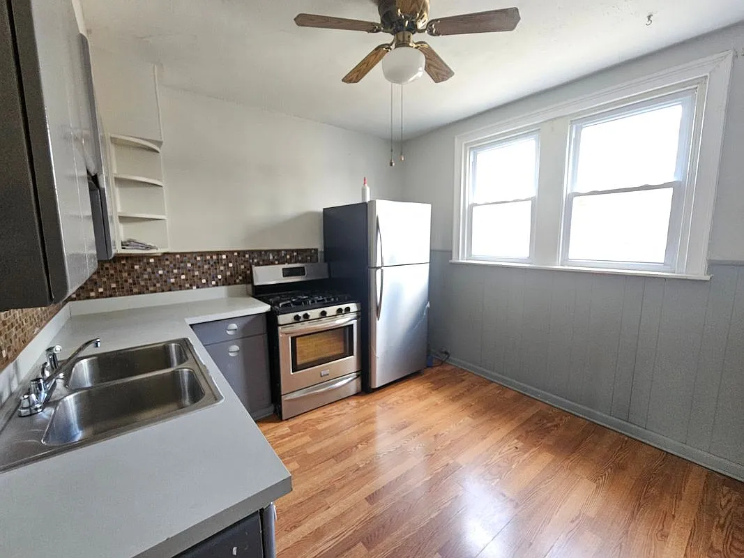 3 bed, 2.0 bath, 1290 sqft, $1,900 — Photo 4