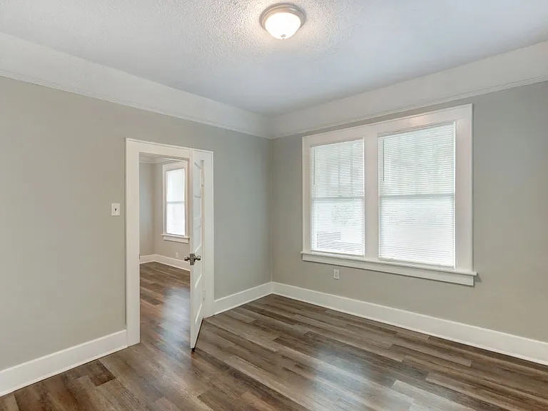 1013 W Victory Dr — Photo 9
