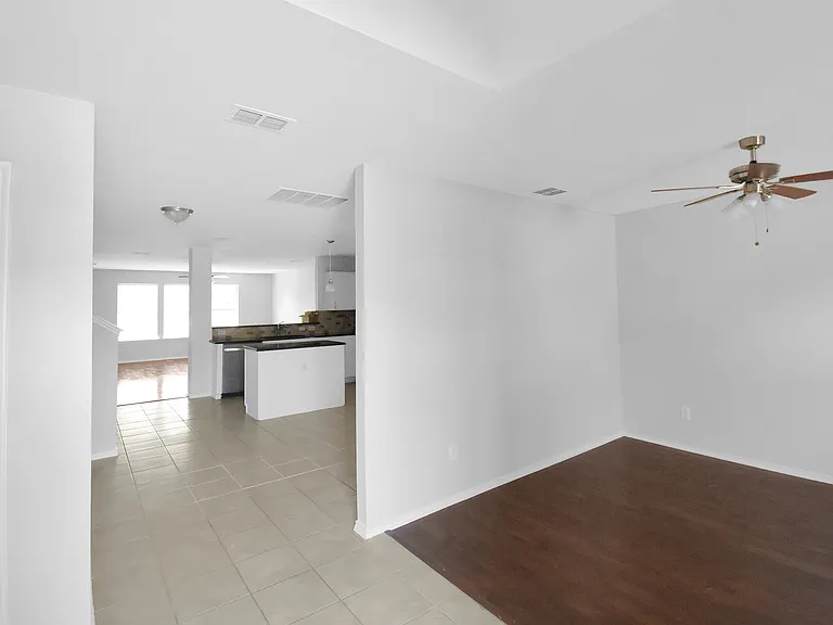 2905 Frontier Ln — Photo 3