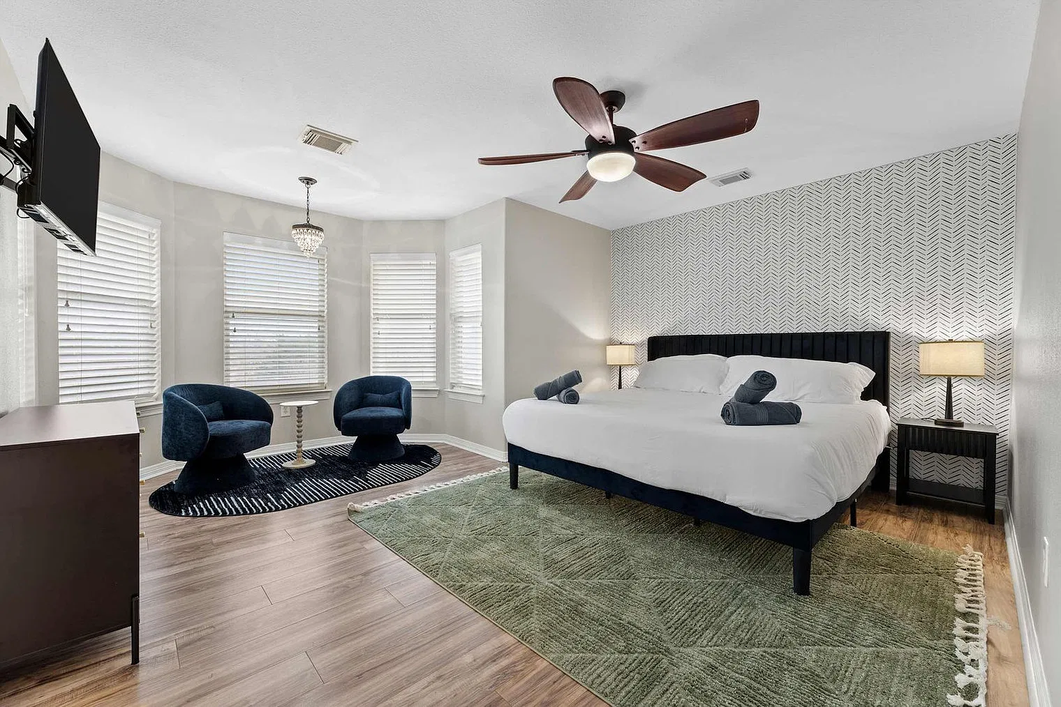7 bed, 4.0 bath, 2249 sqft, $7,008 — Photo 3