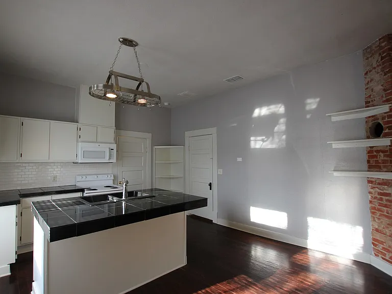 522 W Dobbs St — Photo 5