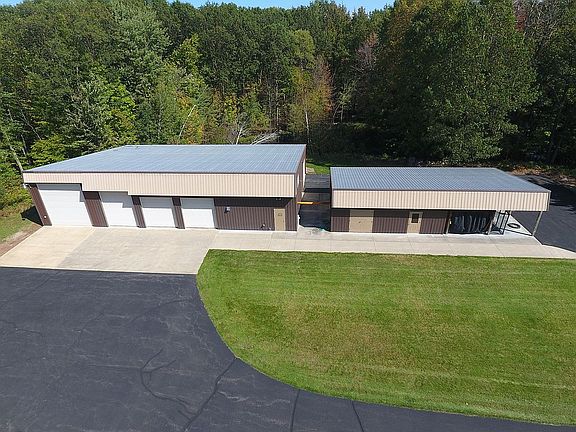 2 outbuildings/dog kennel