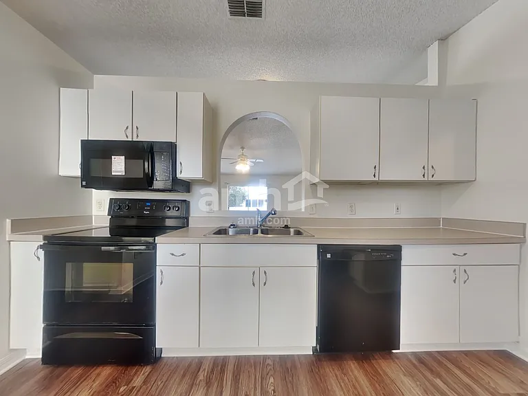 3460 Wentworth Cir W — Photo 7