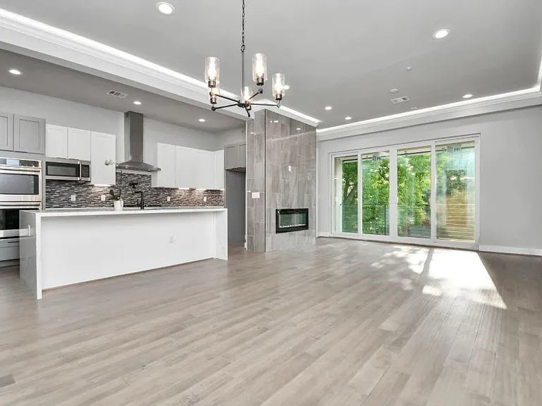 1320 Eberhard St — Photo 10