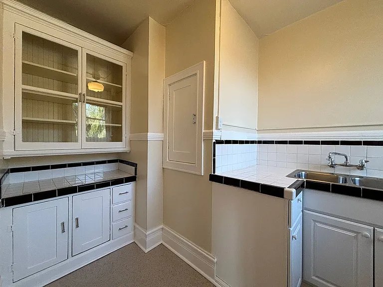 Lucretia Court Apartments — Photo 12