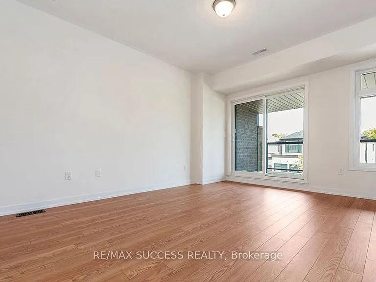1538 Wellwood Ter — Photo 8