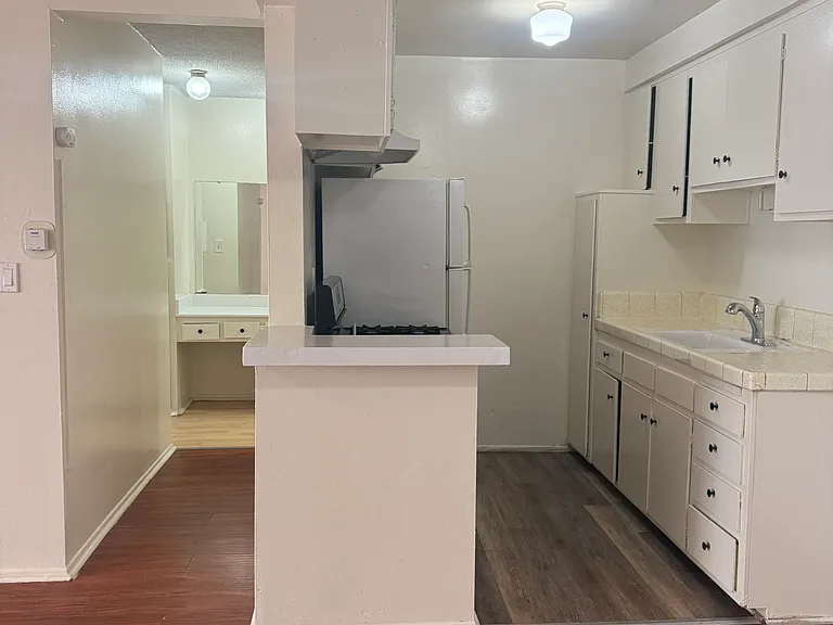 1025 N Mariposa Ave #9 — Photo 5