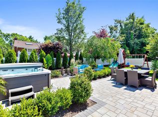 16 Lewis Ln, Port Washington, NY 11050