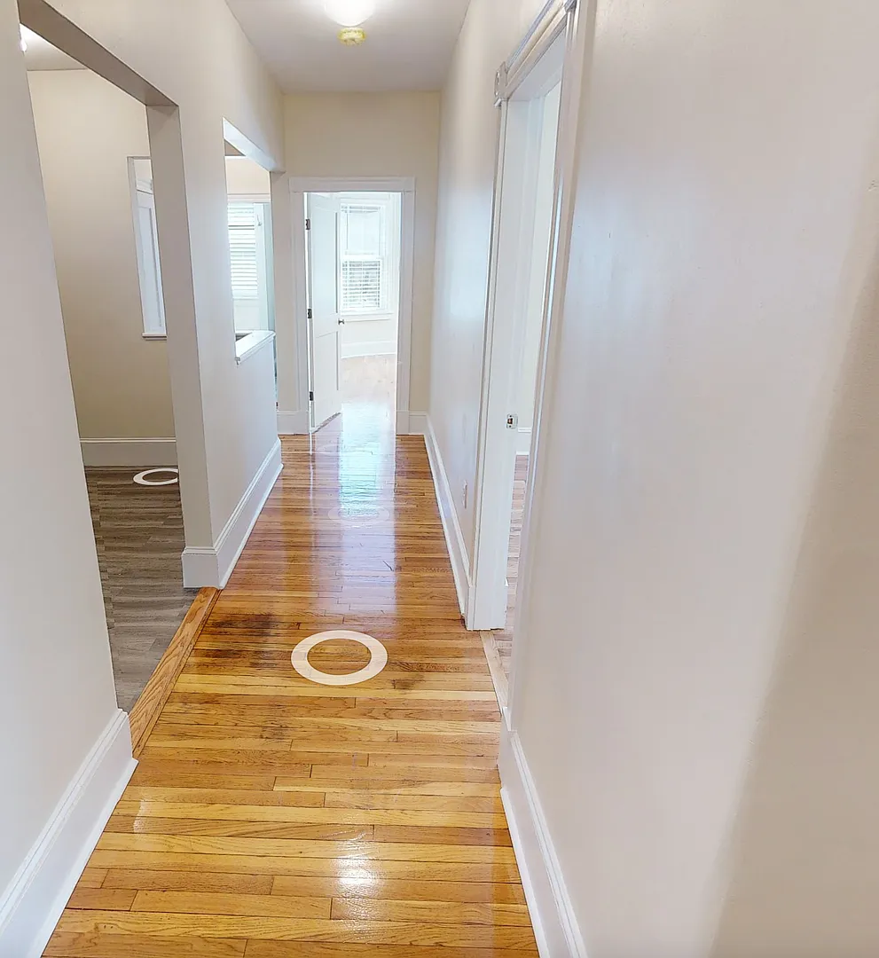 9/1 No Fee! Spilt-style 3BR on Beacon St near Wash Sq/Coolidge — Photo 4