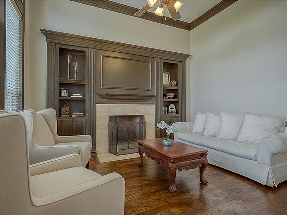 3rd image of 3201 Oak Crest Dr