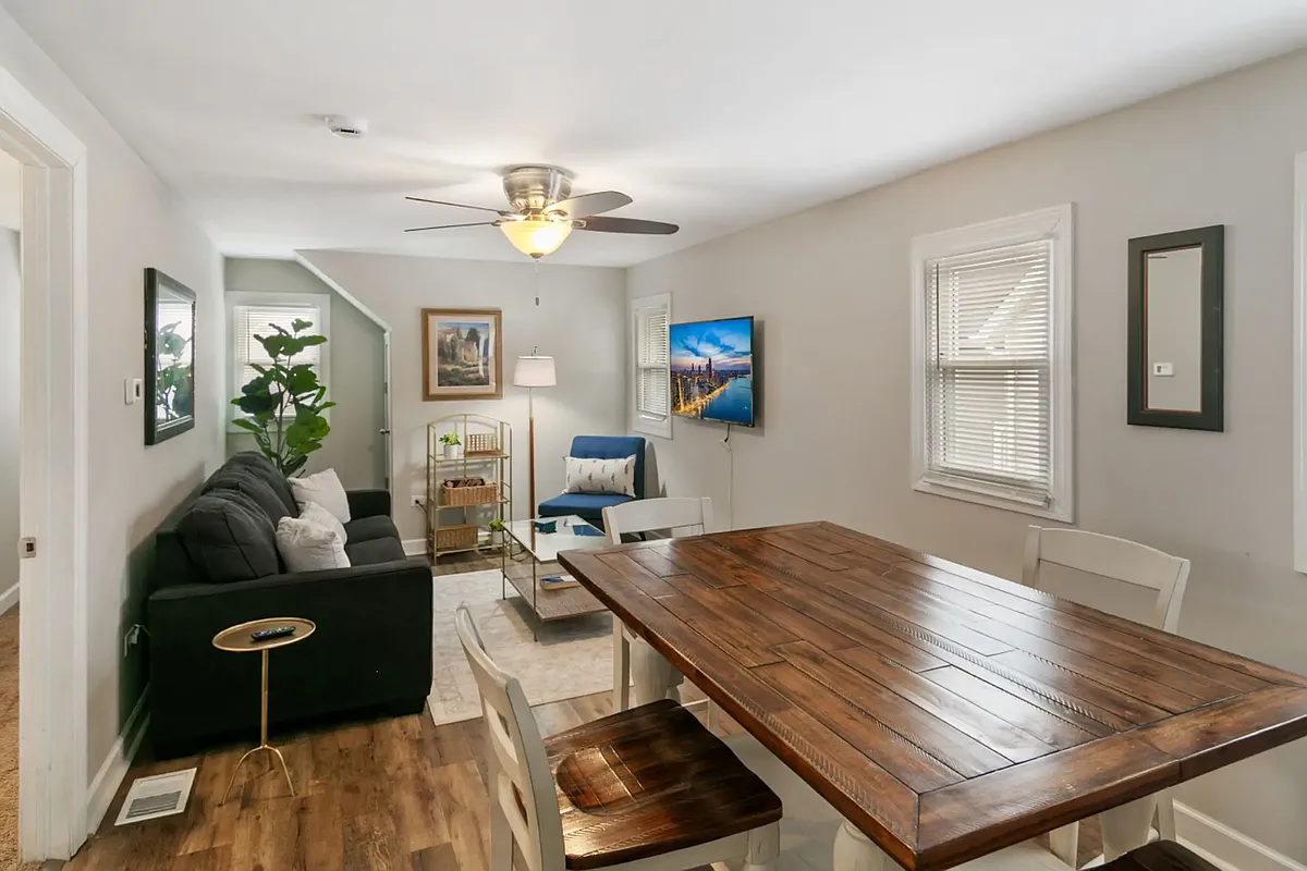 Building Photo - 305 W Park Ave #2