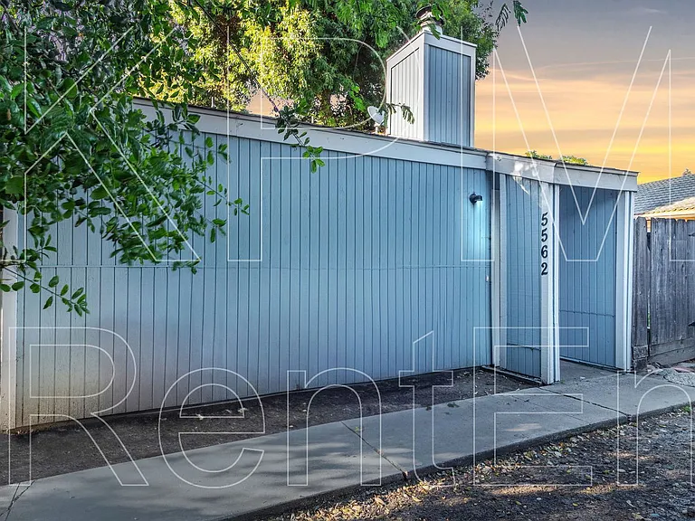 5562 Tree Swallow Ct — Photo 1
