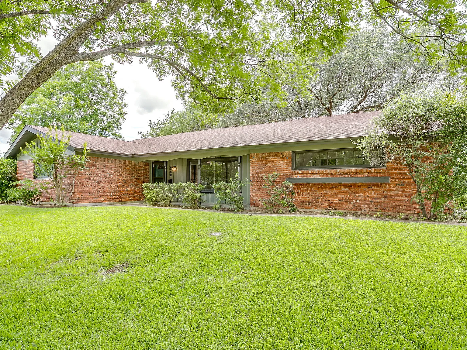 4 bed, 2454 sqft, $3,500 — Photo 2