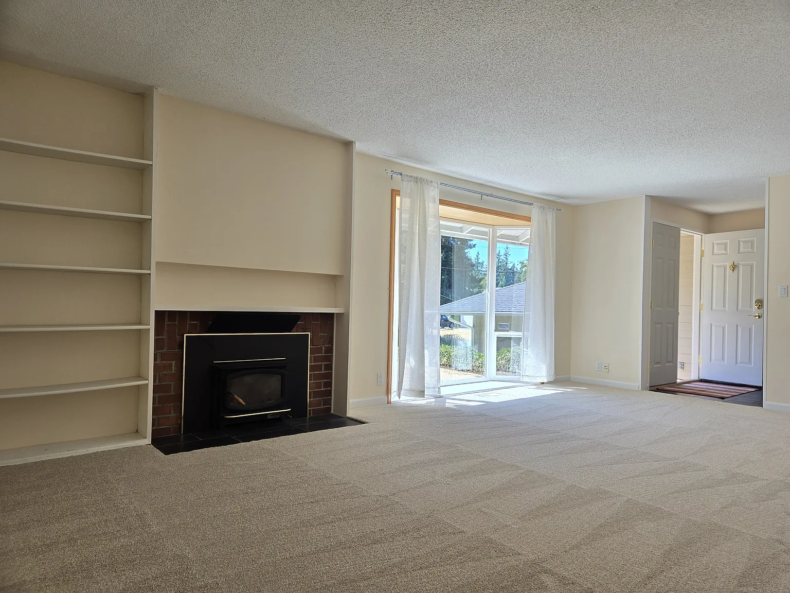 4 bed, 2200 sqft, $4,400 — Photo 3