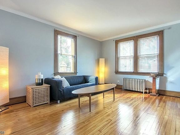 4th image of 22-01 Myrtle Ave #1X