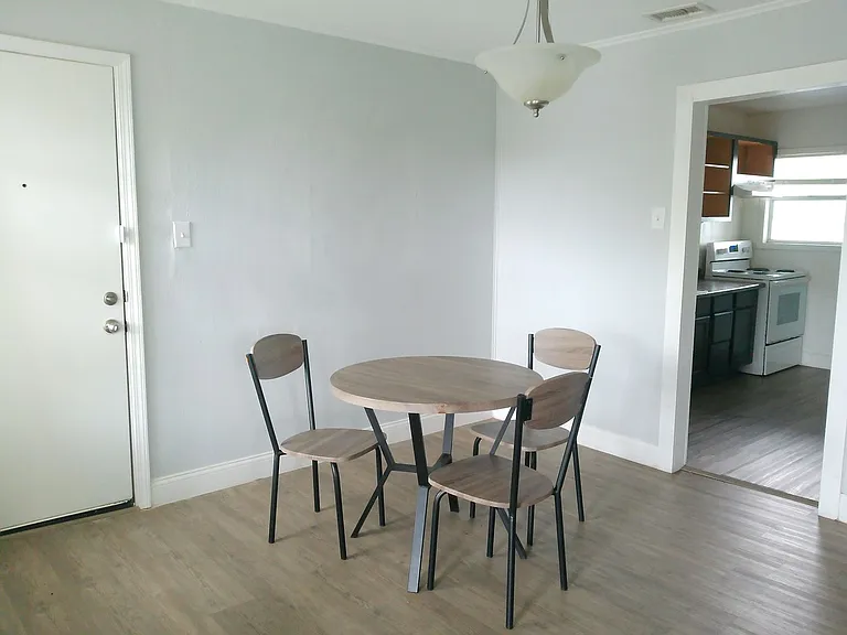 829 Indiana Ave #3 — Photo 6