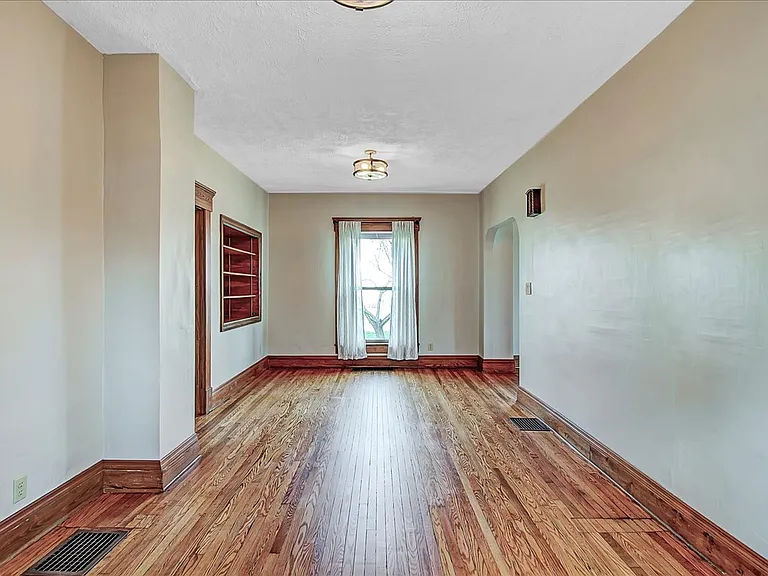 301 E Columbus St — Photo 11