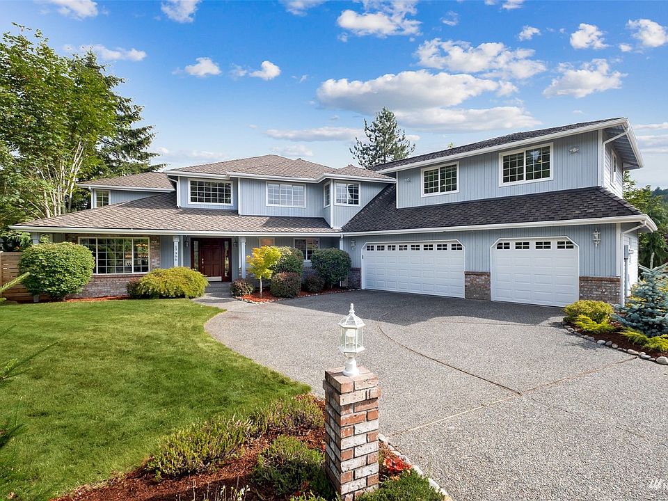 Welcome to Lake Winterwood and this move in ready 3580 sq ft home with AIR CONDITIONING! Located on a cul-de-sac the home has 5 bedrooms, 3.25 baths and a HUGE 3 car garage. With only 111 homes and only 1x way in or out, this neighborhood is a hidden gem. Also, all the homes are on sewer so you can add outbuildings, or even a swimming pool. Large side/back yard can be fenced.  Lake Winterwood is a neighborhood with 2x lakes and a 13+ acre private park that includes walking trails, bigger lake, beach, fountain, gazebo, playtoy and PICKLEBALL courts!  >