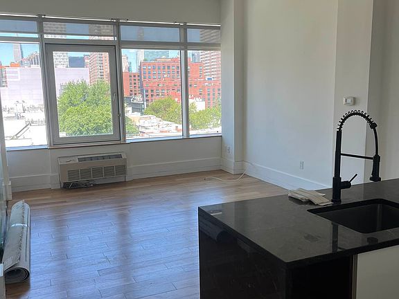 2nd image of 1017 Jackson Ave APT 6B