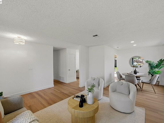 3rd image of 1686 Rhododendron Dr