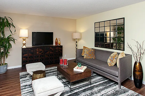 Madera Valley Apartments — Photo 1