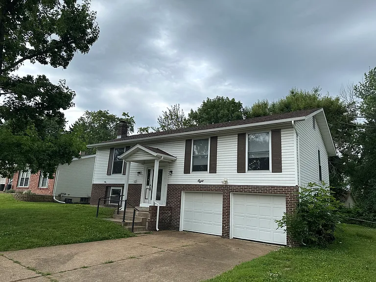 8 Debbie Dr — Photo 2