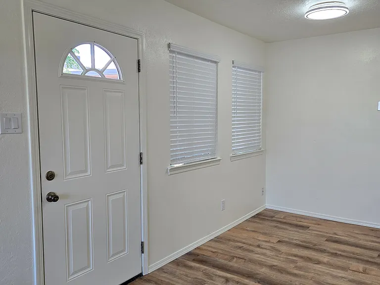 2109 Chelwood Park Blvd NE #D — Photo 5
