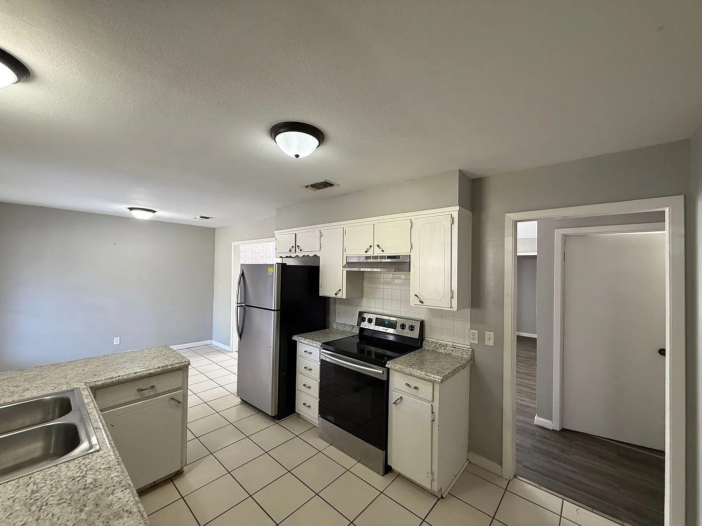 Completely Remodeled 3 Bedroom 2 Bath, 2 Car Garage Available Now! — Photo 3