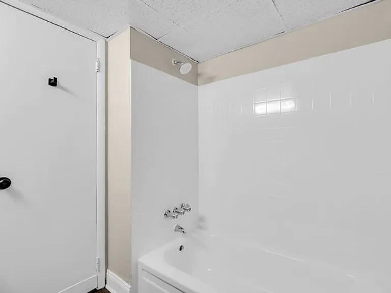 Chateau Apartments — Photo 50