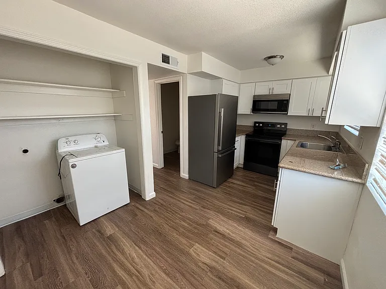 1335 Hobart Dr — Photo 4