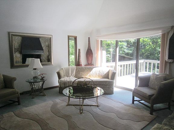 3rd image of 1735 Woodhill Dr W