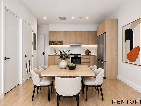 4th image of 960 Franklin Ave #516
