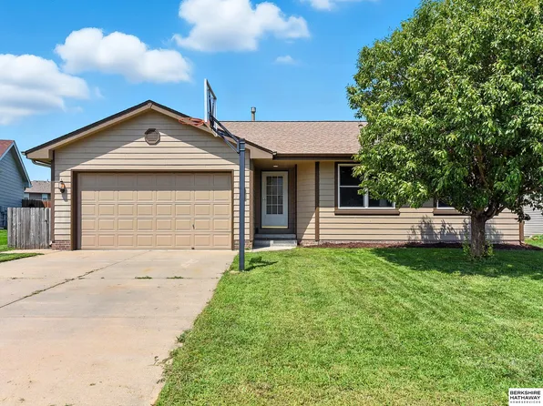 21410 Amber Dr, Gretna, NE 68028