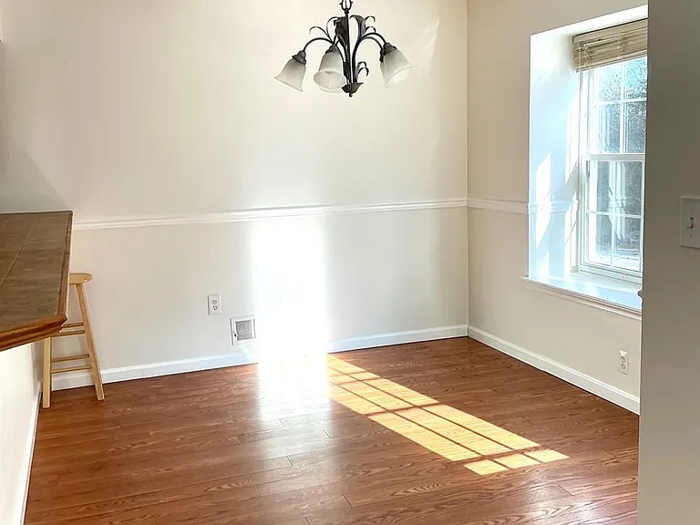 246 Hyde Park Rd — Photo 4