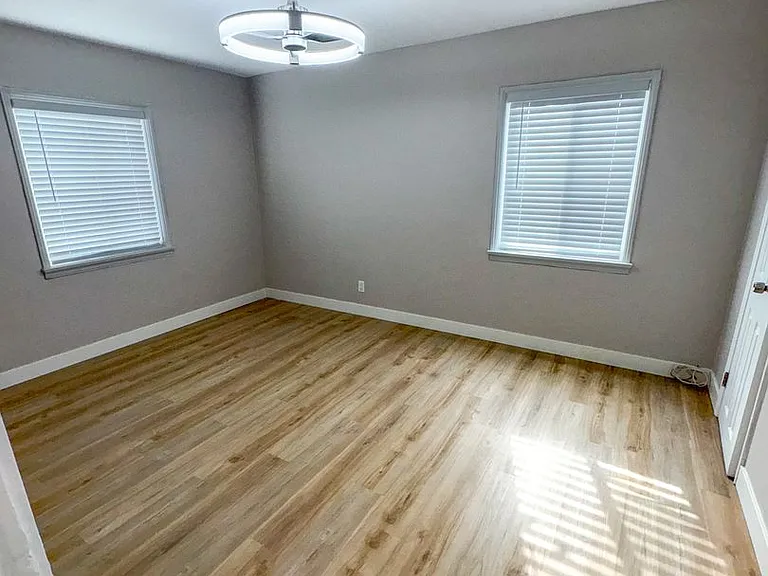 527 Hyde Park Blvd — Photo 10