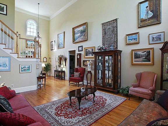 5th image of 2068 Fairhill Ln NE
