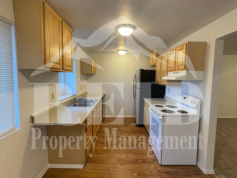 512 S Constitution Ave — Photo 8