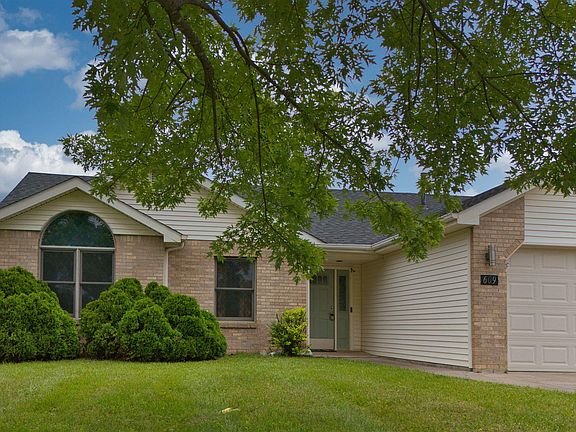 5th image of 609 Sandalwood Dr