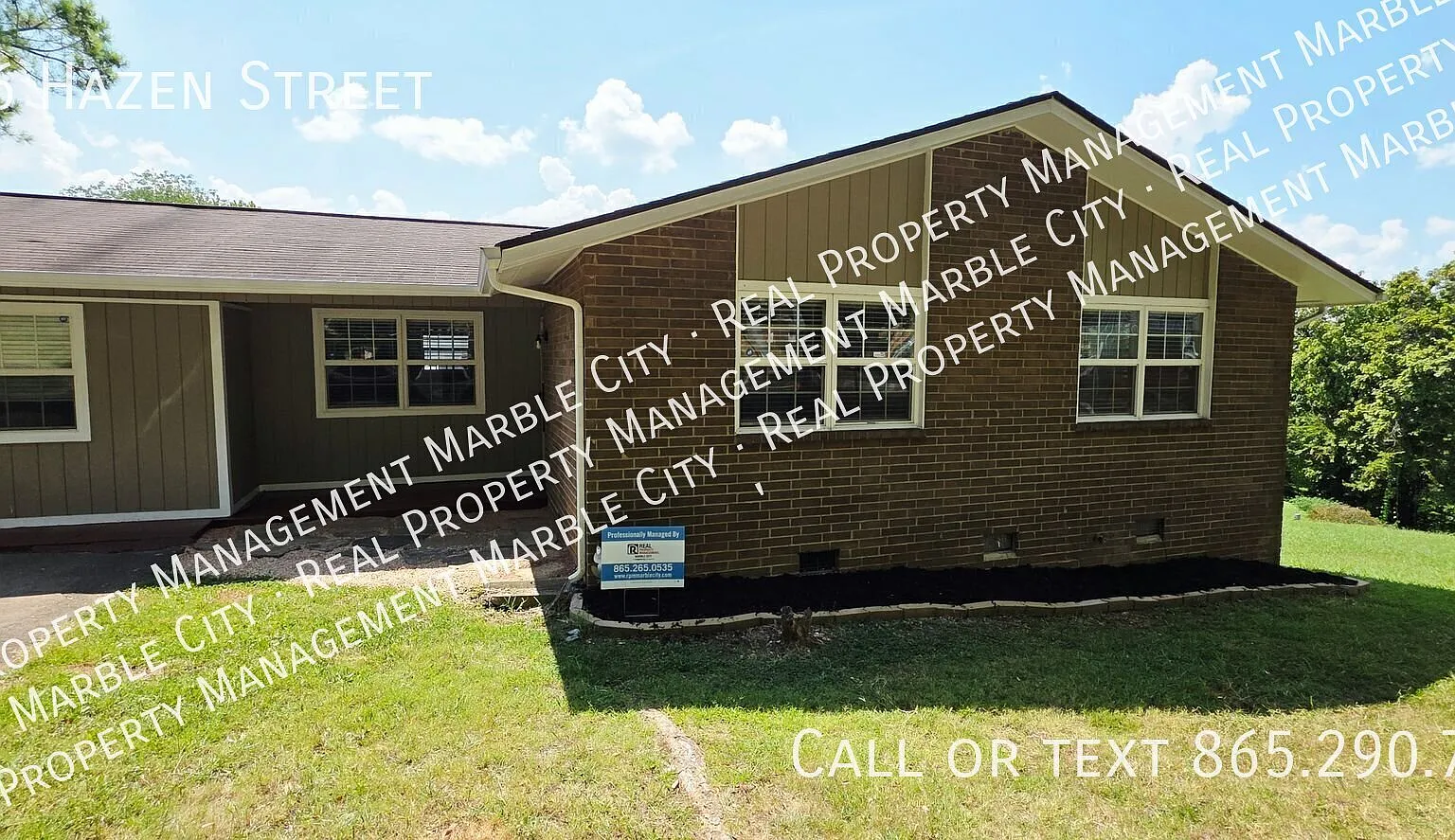 Spacious 4 Bedroom Home Minutes from Downtown Knoxville! — Photo 2