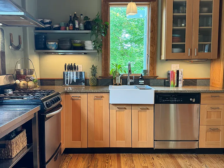 734 Spring St — Photo 16