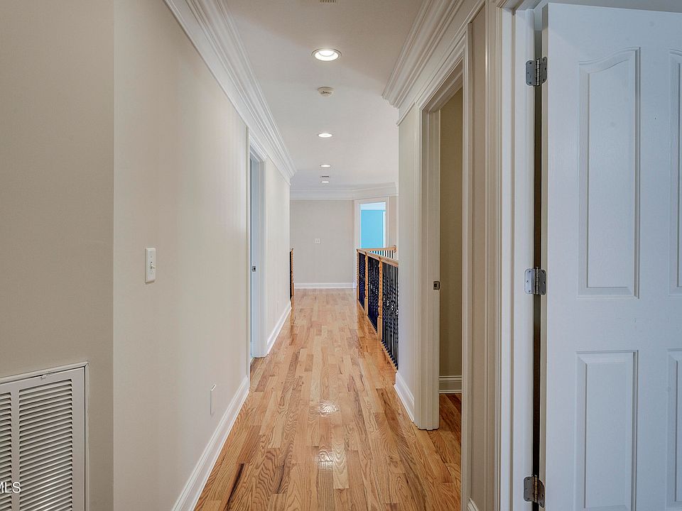 37th image of 405 Heather View Dr