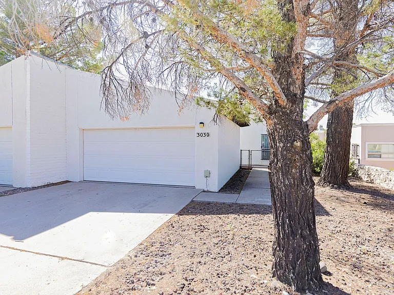 3030 Hillrise Dr — Photo 1